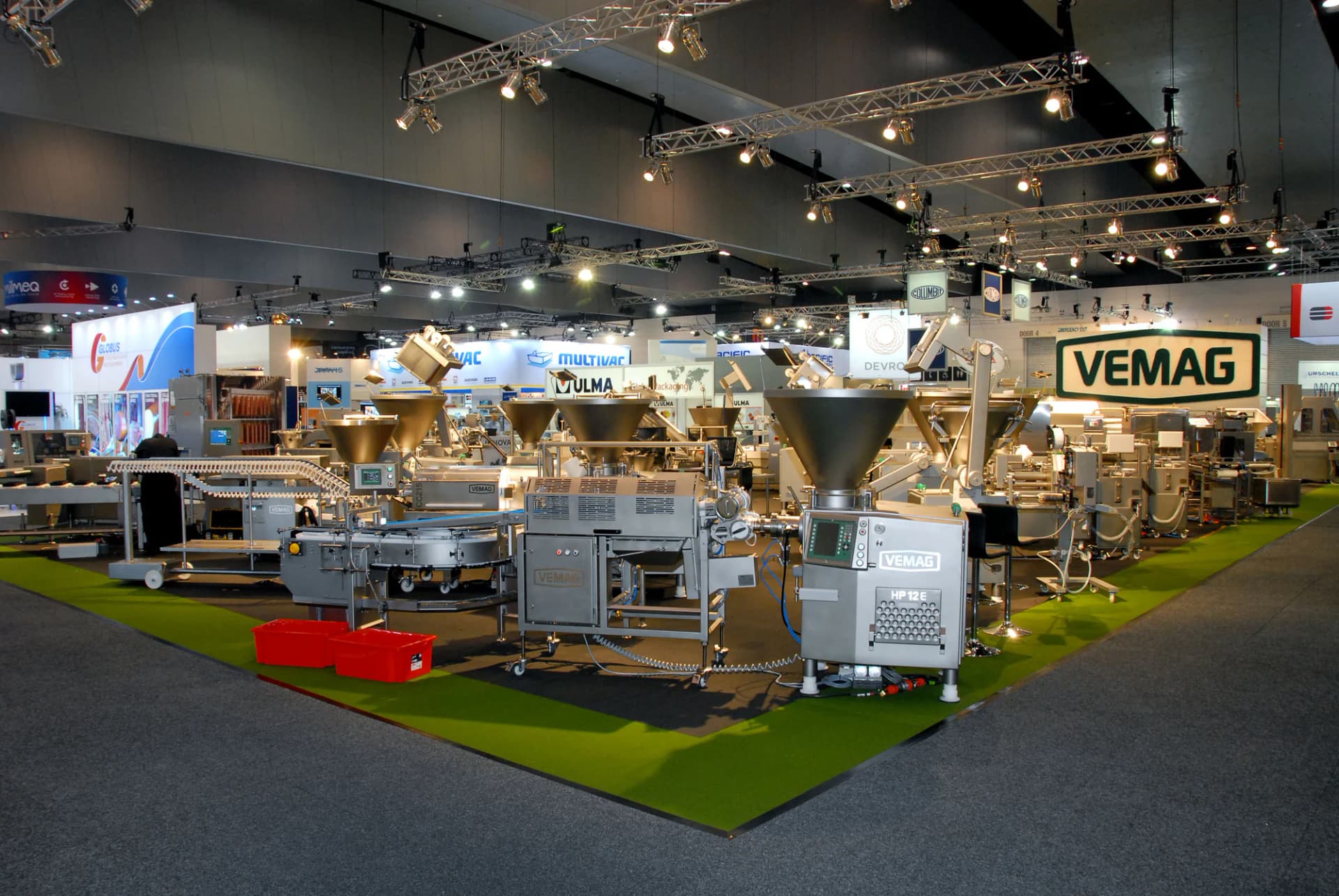 Overview of the VEMAG stand with machinery