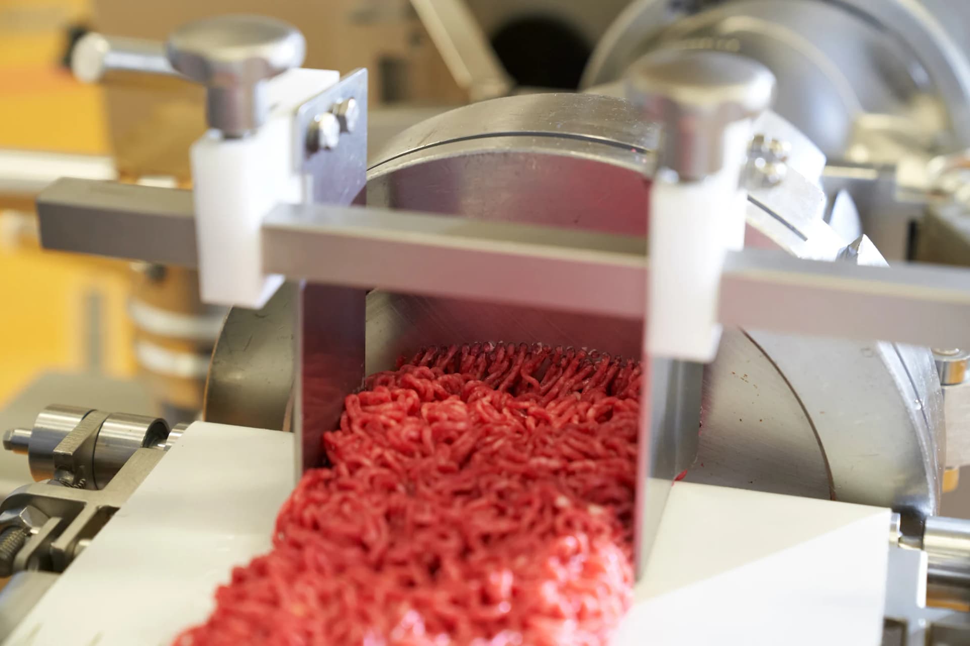 Grinder producing minced meat